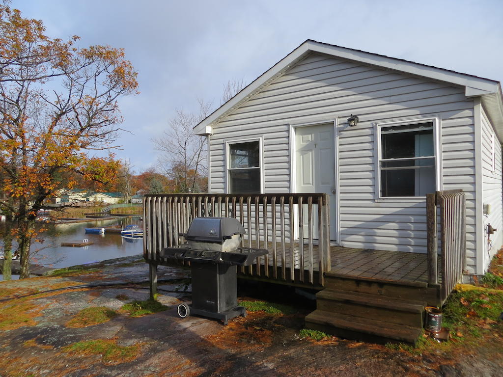 Halls Cottages Honey Harbor Екстериор снимка
